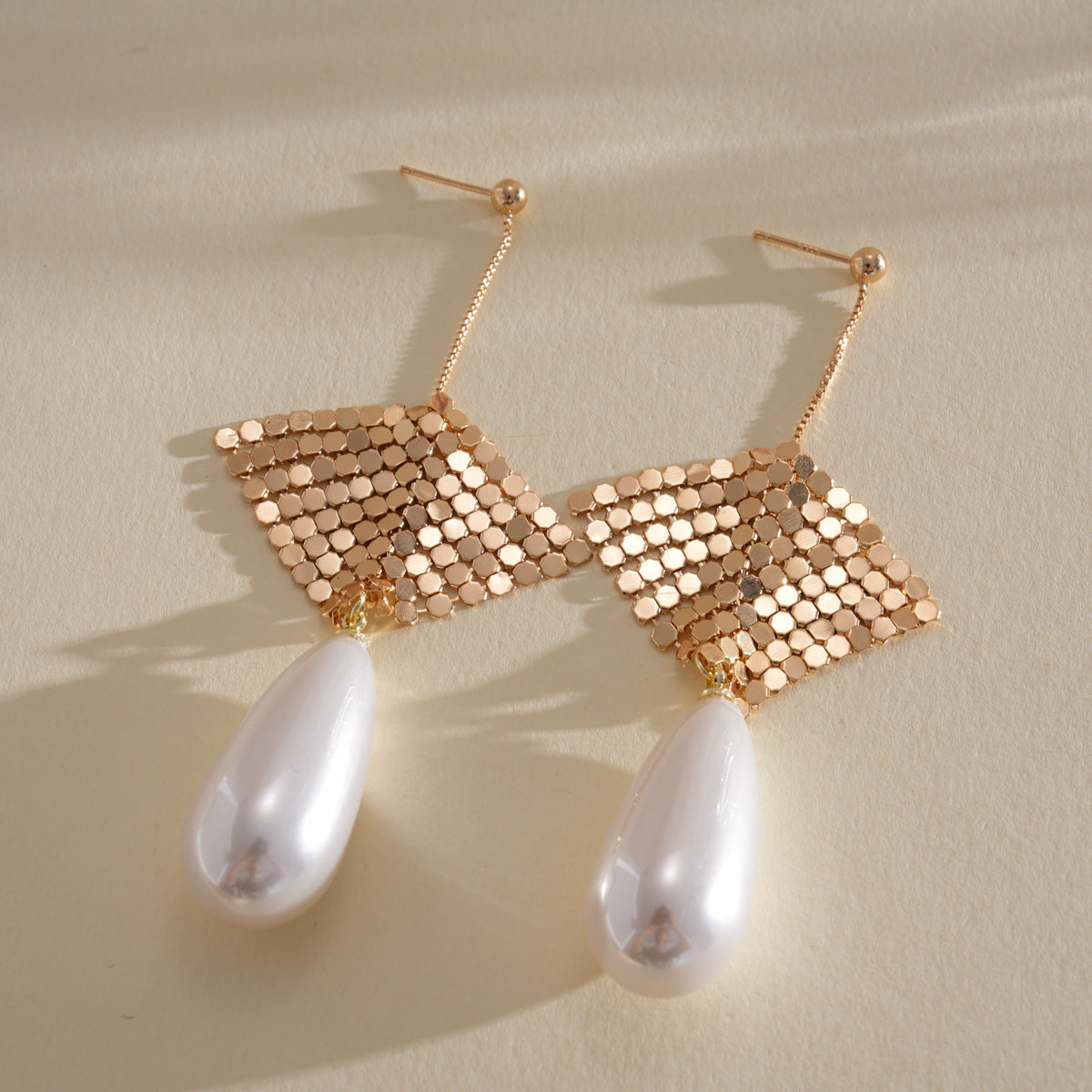 Geometric Cut Heart-shaped Oval Irregular Design Versatile Light Stud Earrings