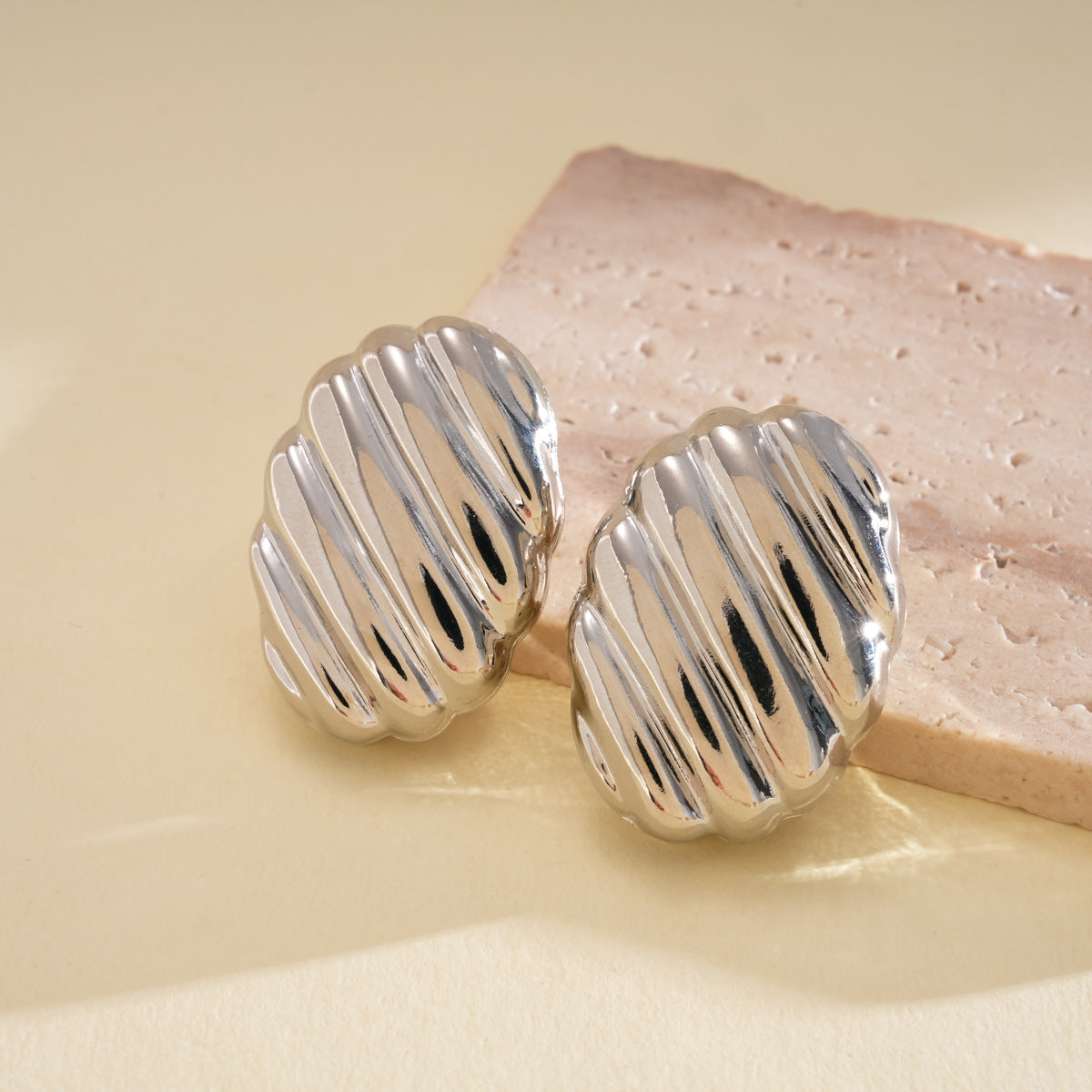 Geometric Cut Heart-shaped Oval Irregular Design Versatile Light Stud Earrings