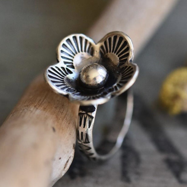 Women's Retro Simple Flower Shape Distressed Versatile Ring