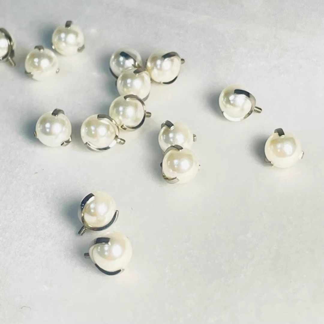 Women's Titanium Alloy Internal Thread Mouth Ear Stud Earrings