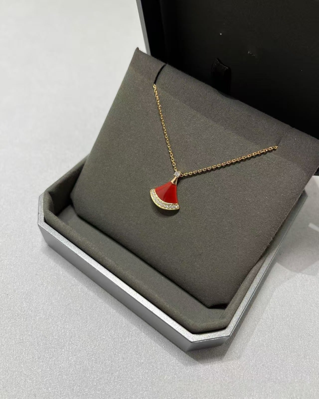 Version Fan-shaped Fritillary Female Rose Gold Necklaces