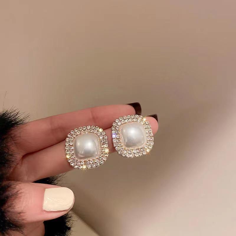 Women's Elegant Delicate Pearl Fashionable Niche Temperament Earrings