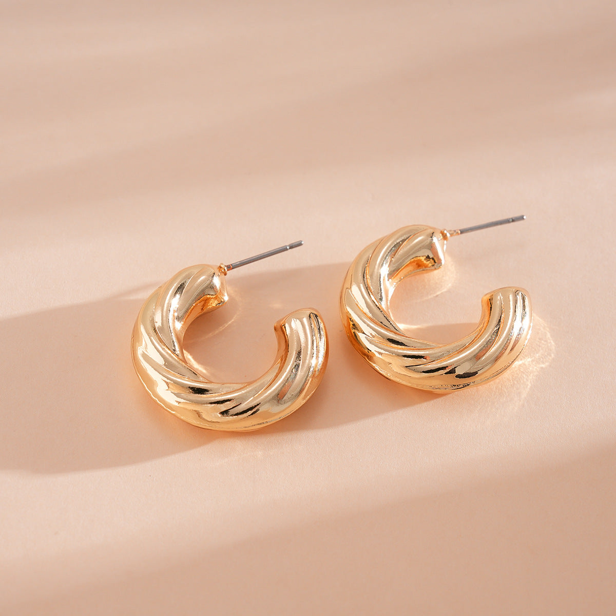 Geometric Cut Heart-shaped Oval Irregular Design Versatile Light Stud Earrings