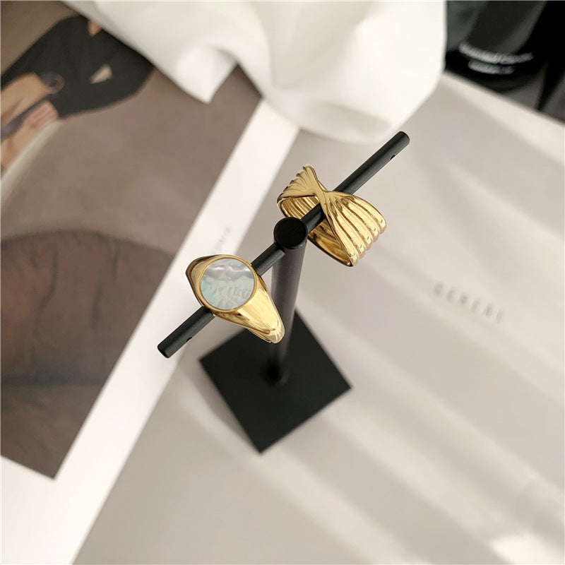 Women's Fashion Retro Elegant Round Fritillary Gold Plated Titanium Steel Shell Ring
