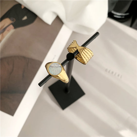 Women's Fashion Retro Elegant Round Fritillary Gold Plated Titanium Steel Shell Ring