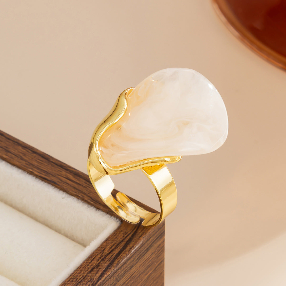 Retro Translucent Amber Blooming Resin Wind Ring