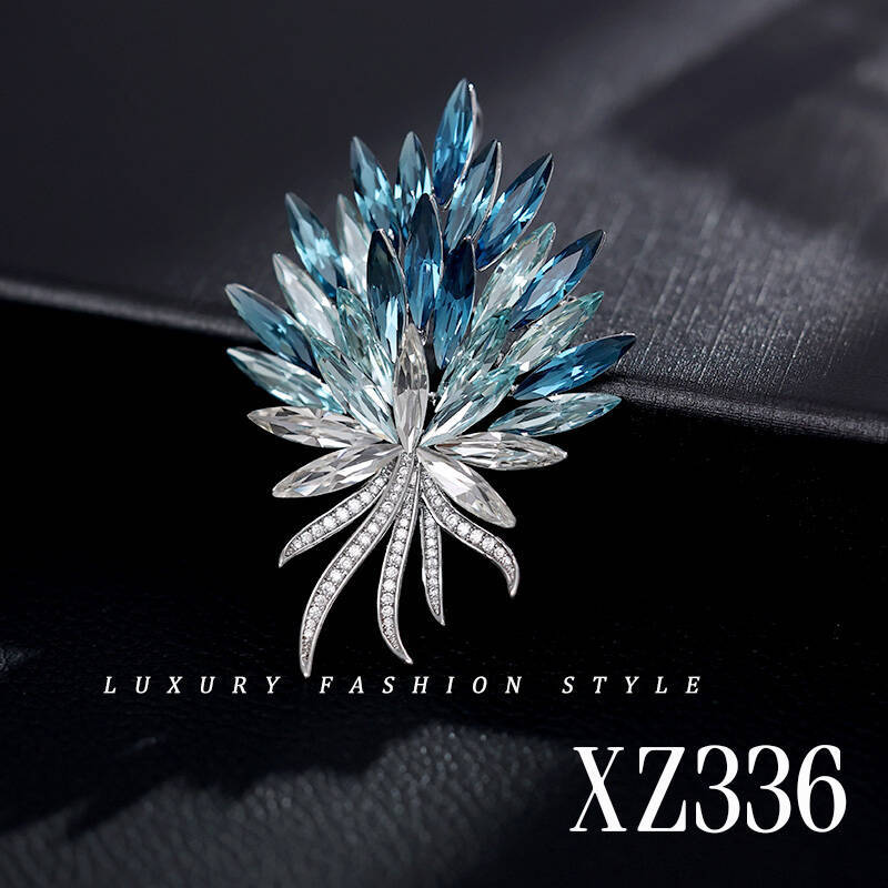 Women's Golden Carp Brooch Exquisite Corsage Luxury Brooches