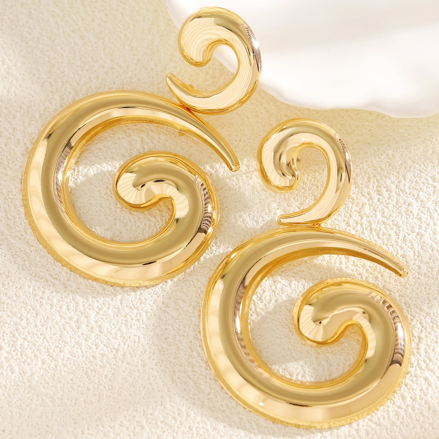Women's Exaggerated Gold Spiral Retro Geometric Hollow Water Drops Personalized Stud Earrings