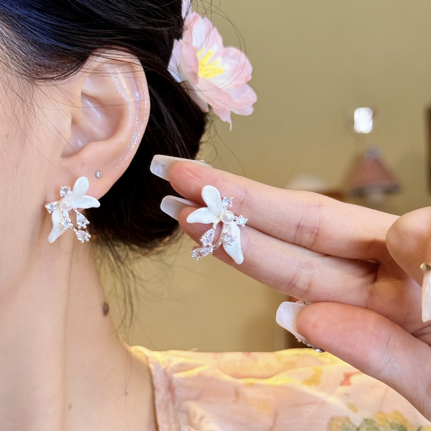 Flash Gradient Flower-de-luce Zircon Stamen Gentle Petals Female Fresh Style Stud Earrings