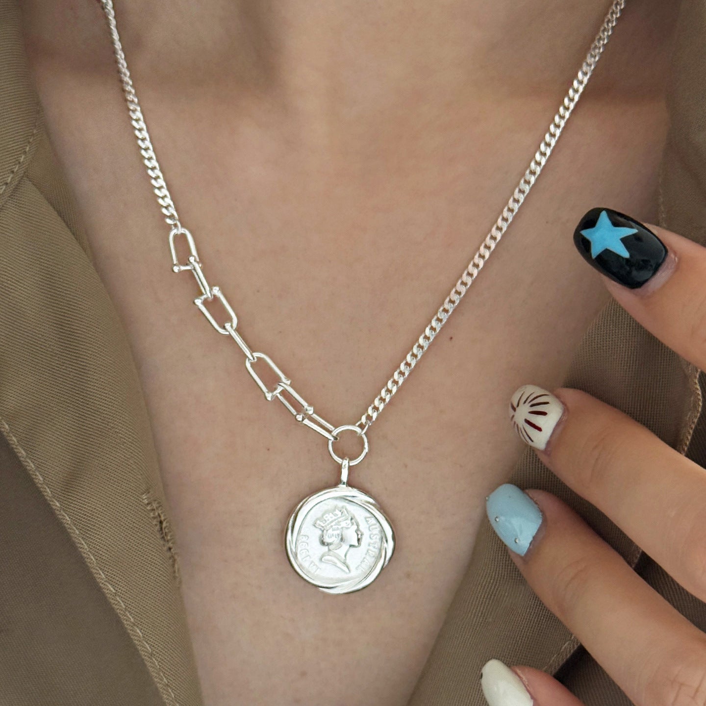 Women's Horseshoe Chain Queen Round For Design Necklaces