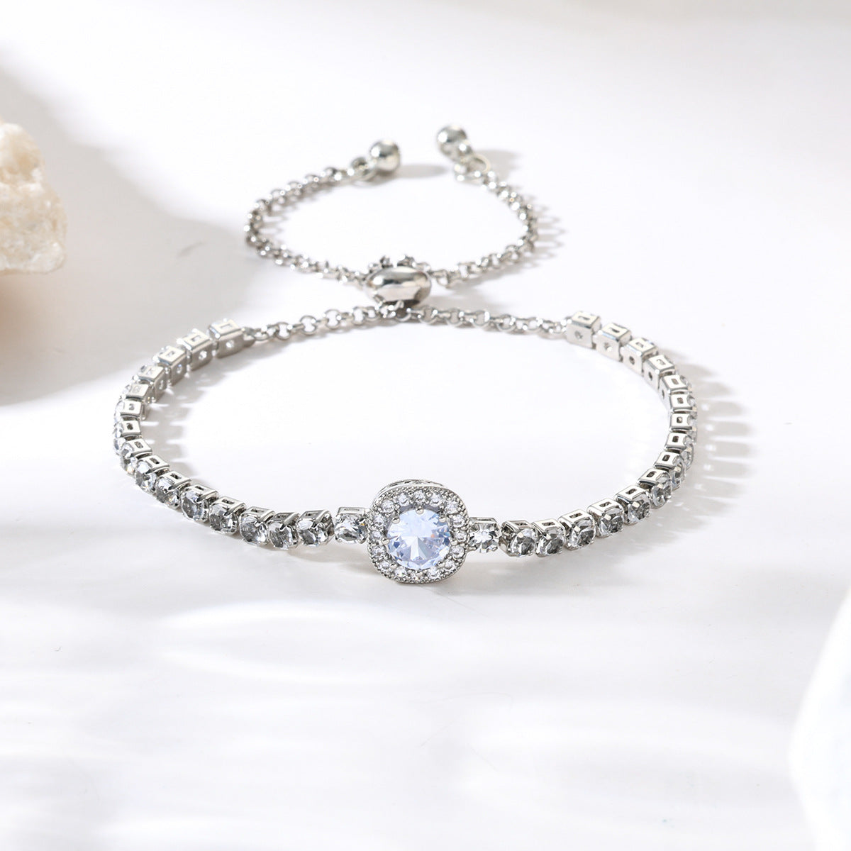Women's Fashionable Rose Gold Loving Heart Zircon Simple Alloy Bracelets