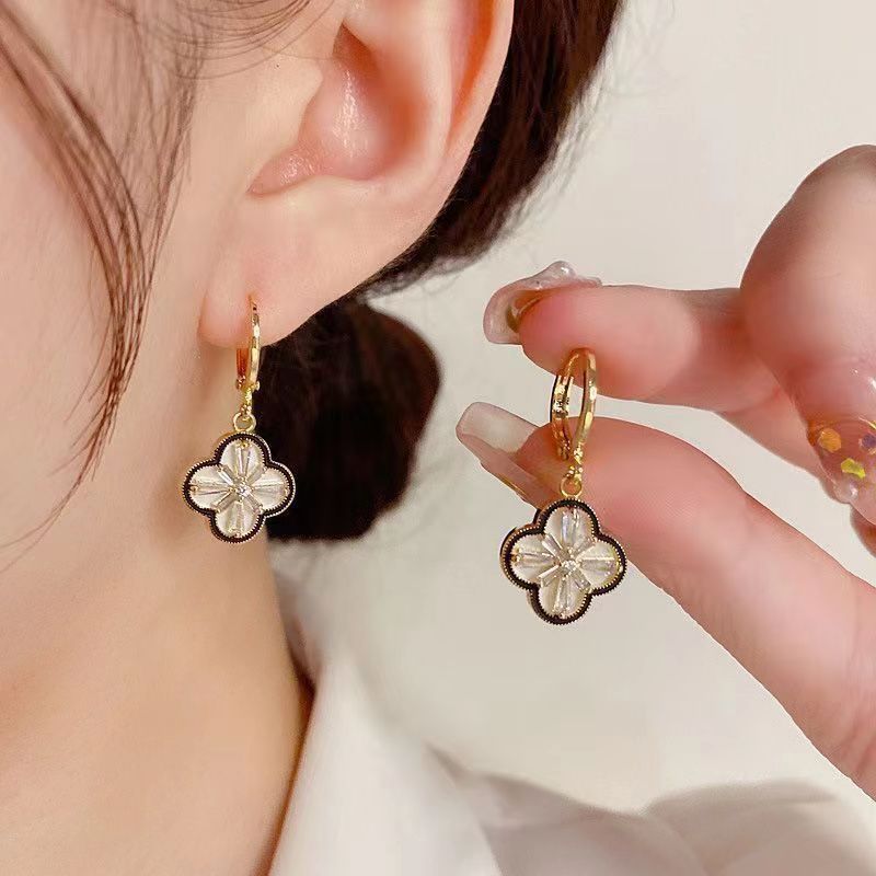 Four-leaf Clover Personalized Minority Trendy Temperament Wild Light Luxury Ear Buckle