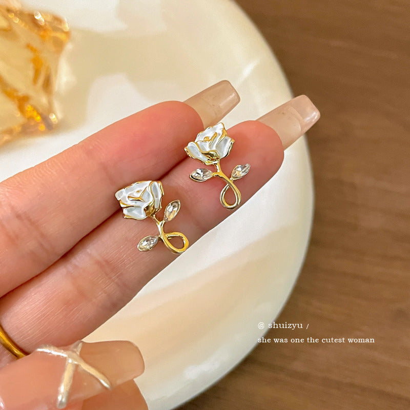 Women's Korean Style Metal Alloy Pearl High-grade Long Stall Light Stud Earrings