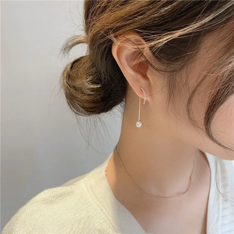 Sier Needle Rhinestone Curved Smiley Pearl Stud Earrings