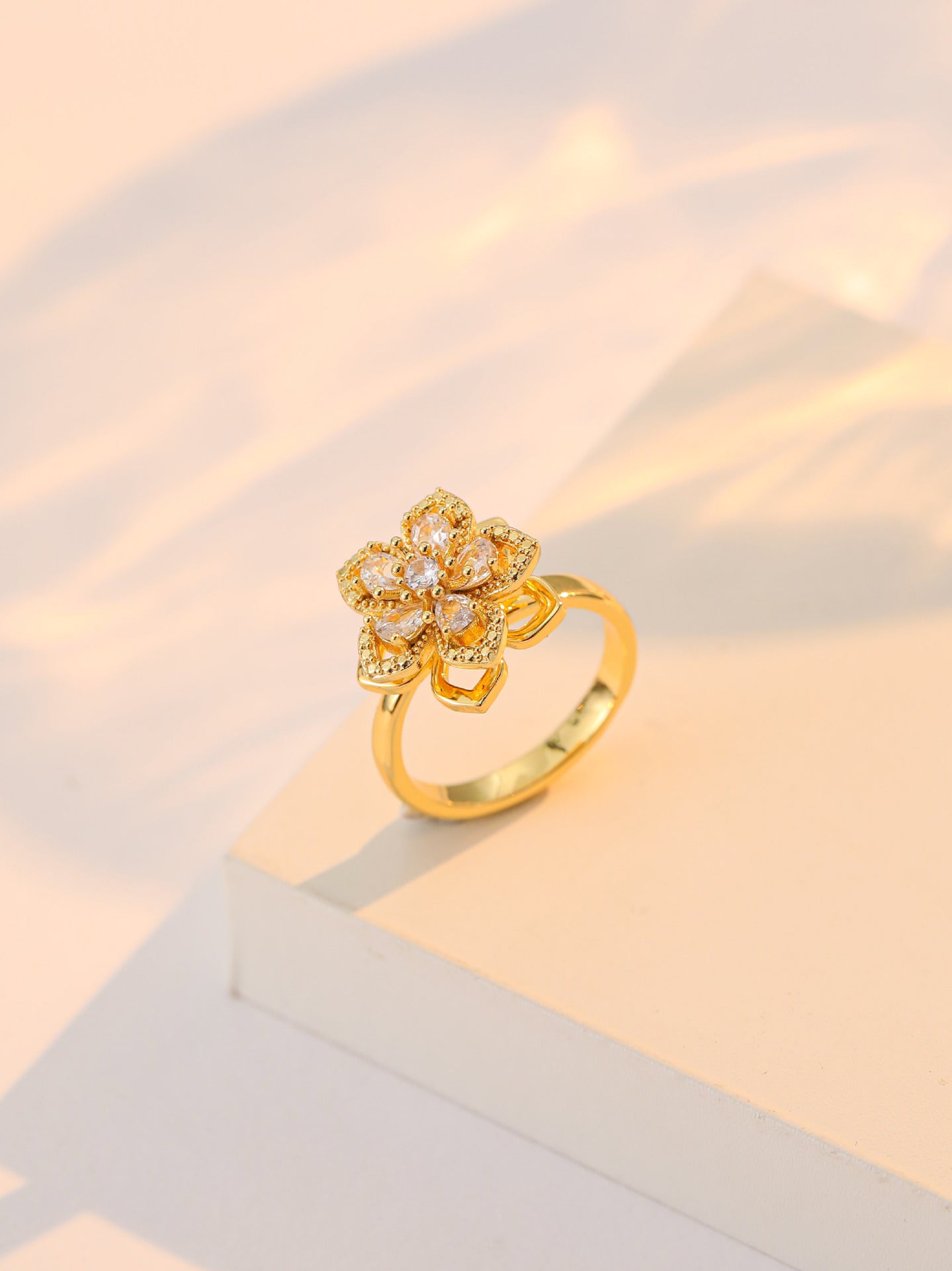 Women's Sweet Rotating Zircon Flower Niche Design Elegant Titanium Necklace