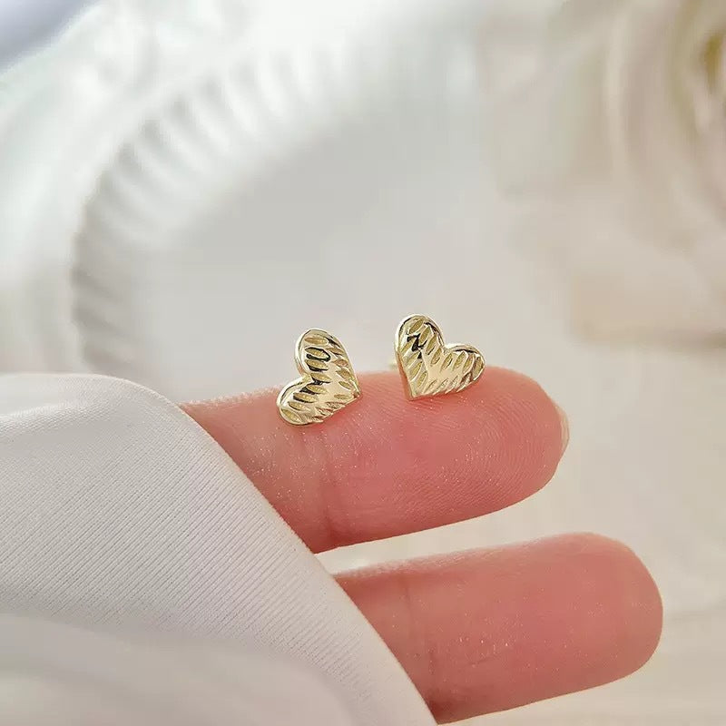Heart-shaped Petite Simple Texture Three-dimensional Sweet Mini Ear Rings