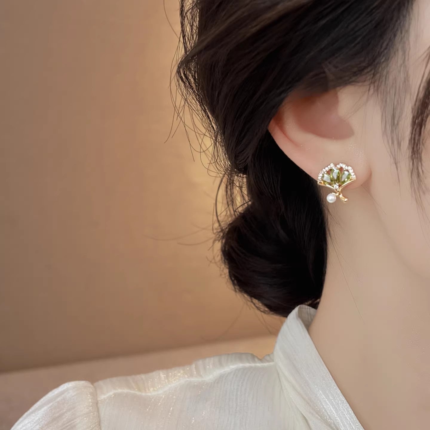 Women's Luxury Retro Fan-shaped Zircon High-grade Green Pearl Design Rings
