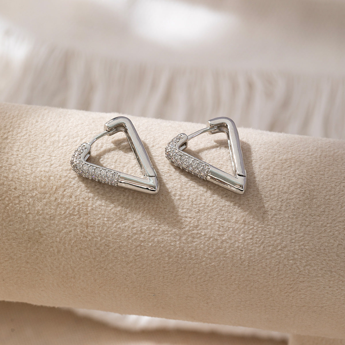 Classic Style Gold-plated Clover Clip High-grade Zircon Ear Buckle