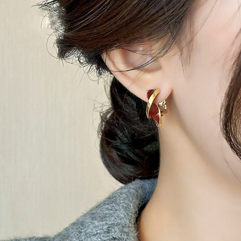 Women's Retro Red Twisted Light Luxury Unique Beautiful Clip Temperament Ear Buckle