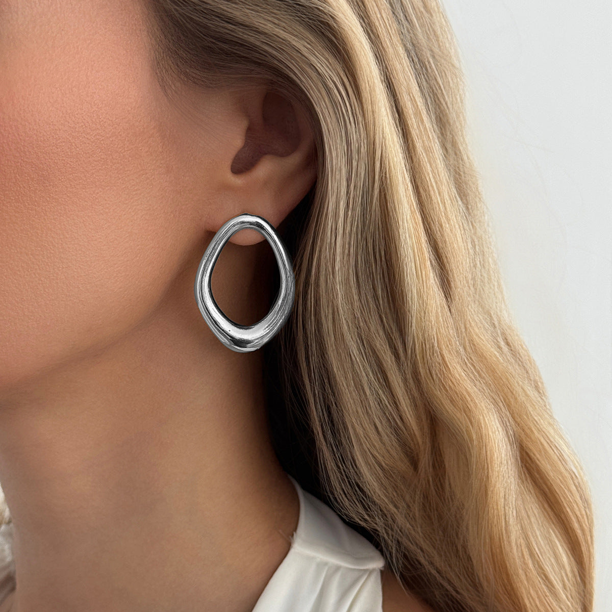 Women's Snake-shaped Twisted Long For Dignified Hollow Geometric Shaped Stud Earrings