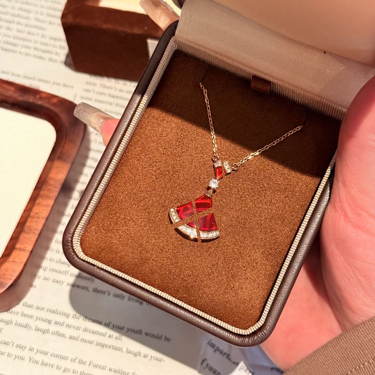 Home Small Skirt Fan-shaped Fan Double White Shell Carnelian Layer Necklace