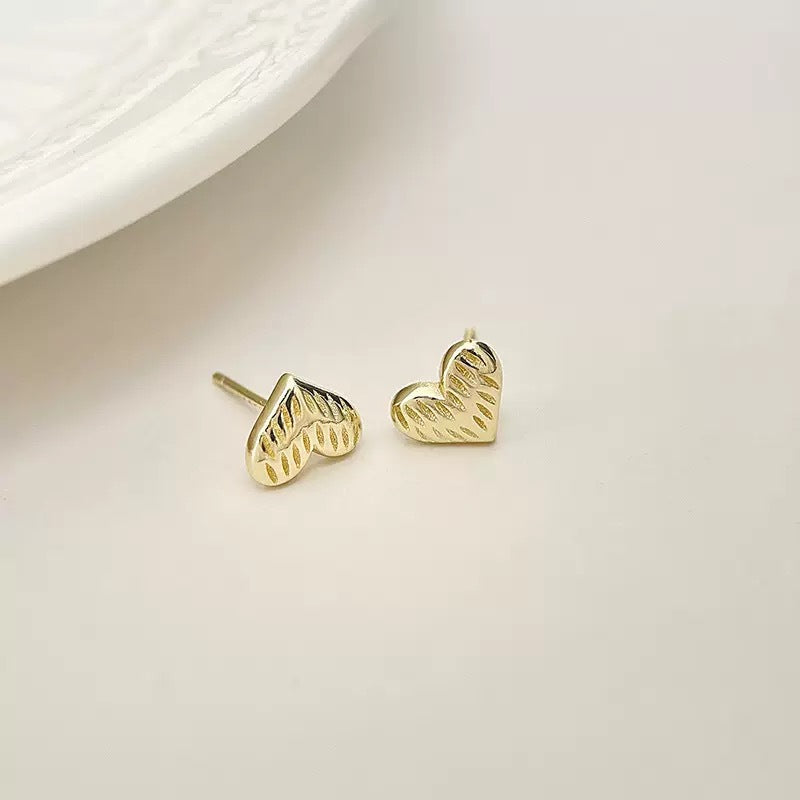 Heart-shaped Petite Simple Texture Three-dimensional Sweet Mini Ear Rings