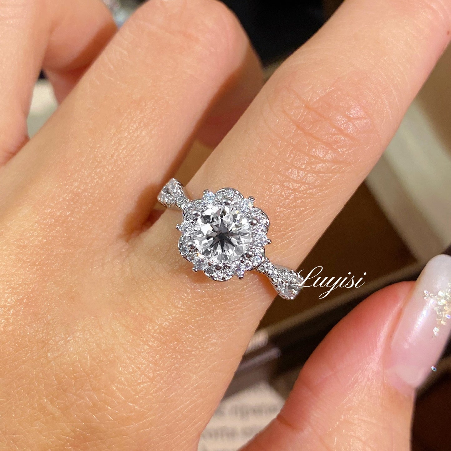 Women's Flash Full Diamond Cross Lace Shiny Light Luxury High-grade Ring