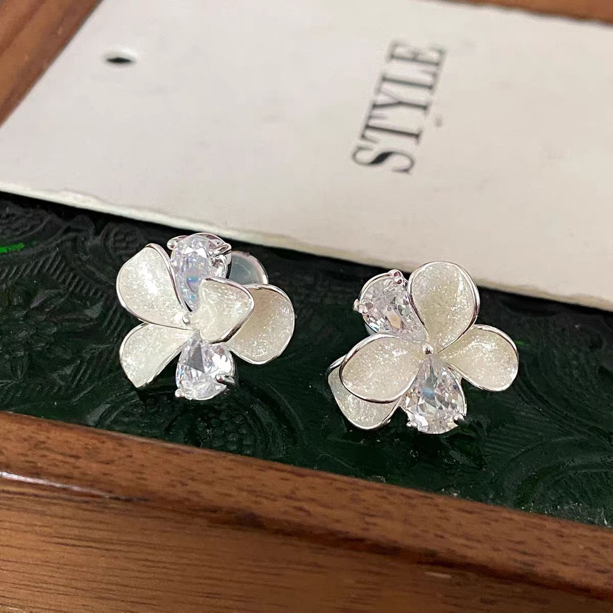 Women's White Star Drip Glazed Flower High-grade Super Shiny Stud Earrings