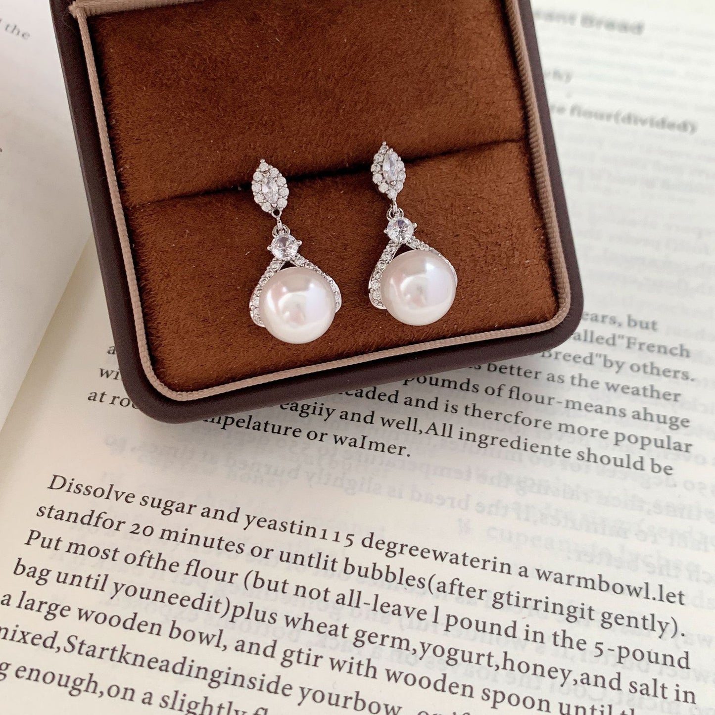 Style Retro Exquisite Light Luxury Pearl Stud Earrings