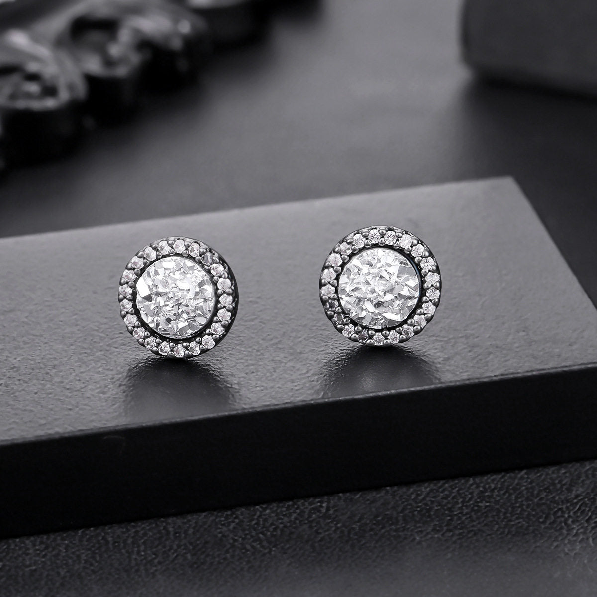 Women's & Men's Vug Bright Simple Fashion Fresh Light Luxury High Stud Earrings