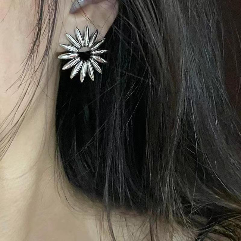 Retro Radiation Flower-shaped High Profile Fashion Simple Earrings