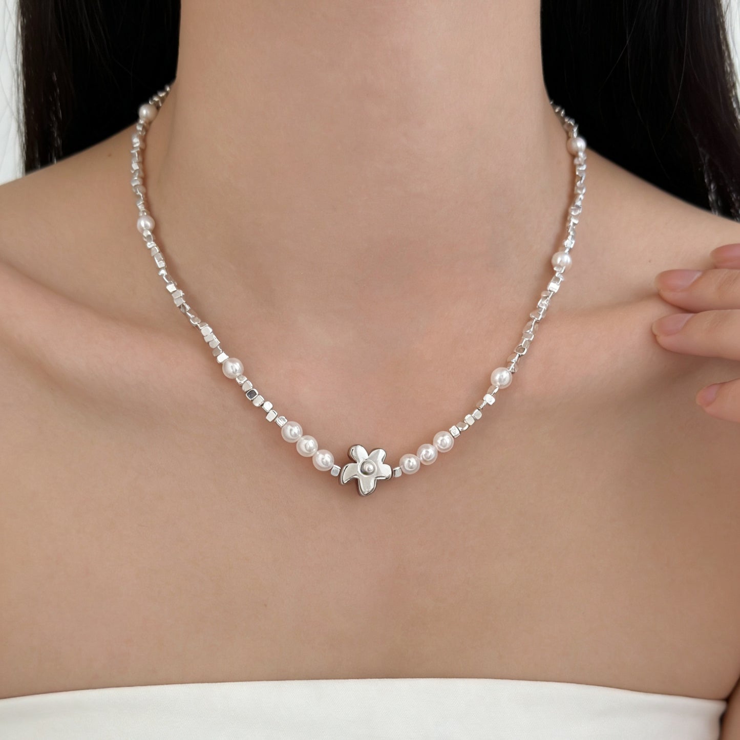 Women's Pieces Of Sier Imitation Pearl High-grade Clavicle Chain Necklaces