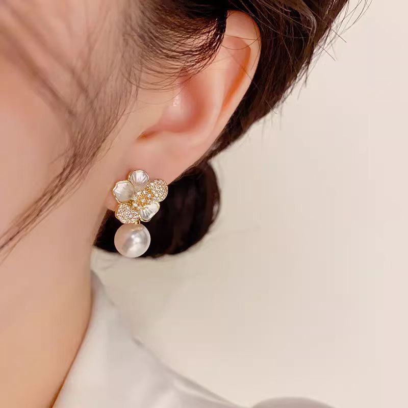 Women's Pearl Flower Light Luxury Graceful Fashionable Versatile Earrings