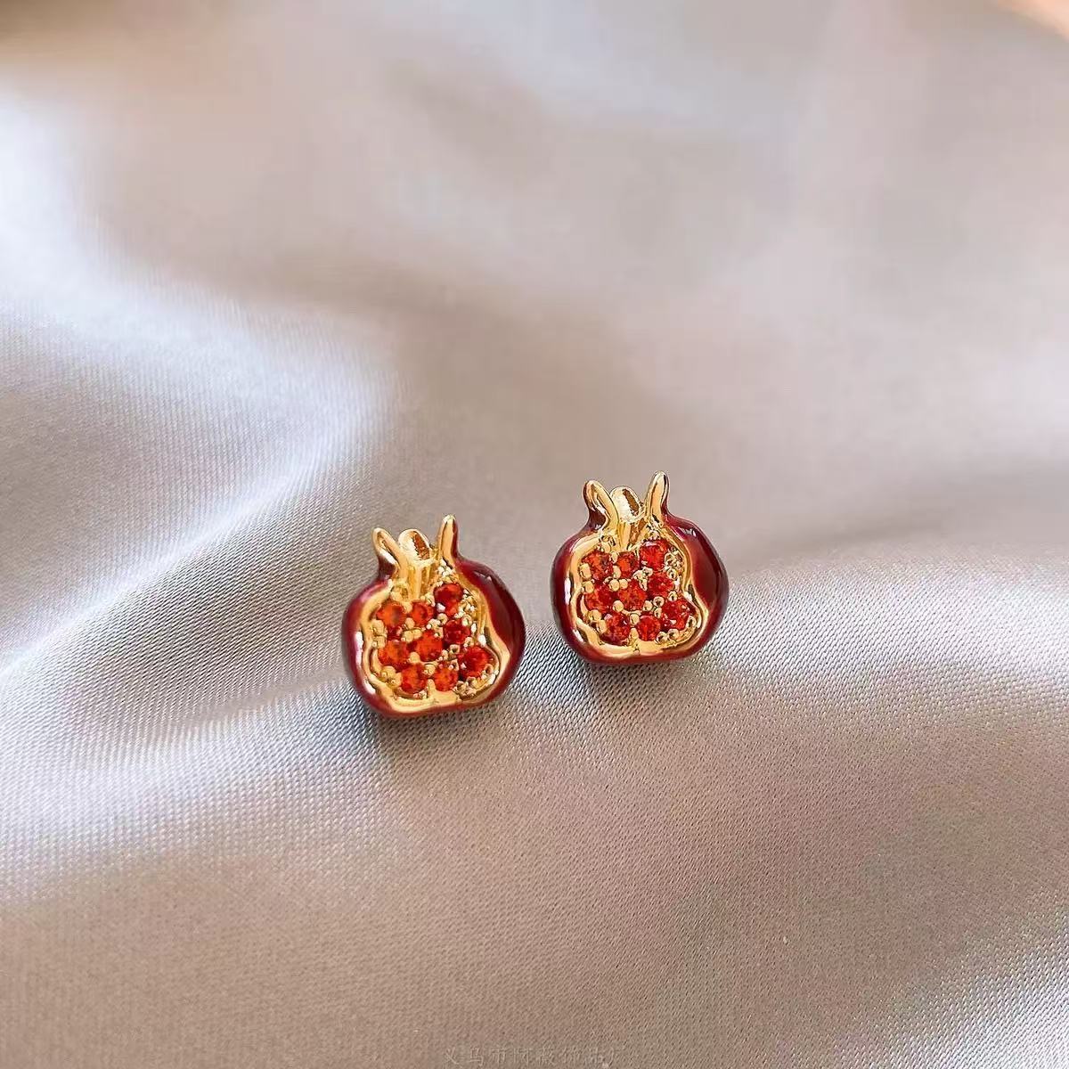 Red Unique Design Fashionable Light Luxury Premium Stud Earrings