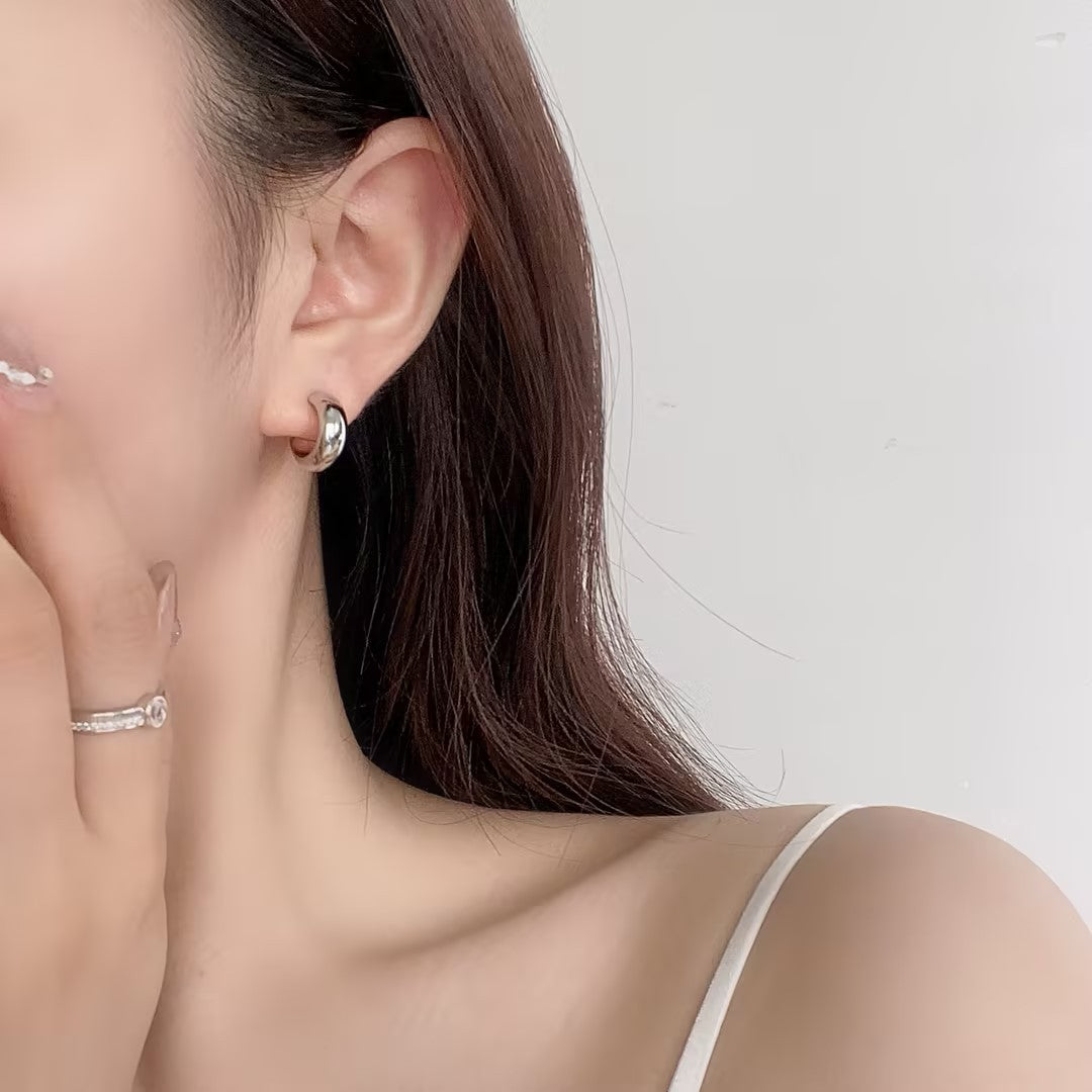 Women's Simple Glossy Shaped Sterling Sier Light Luxury Stud Earrings