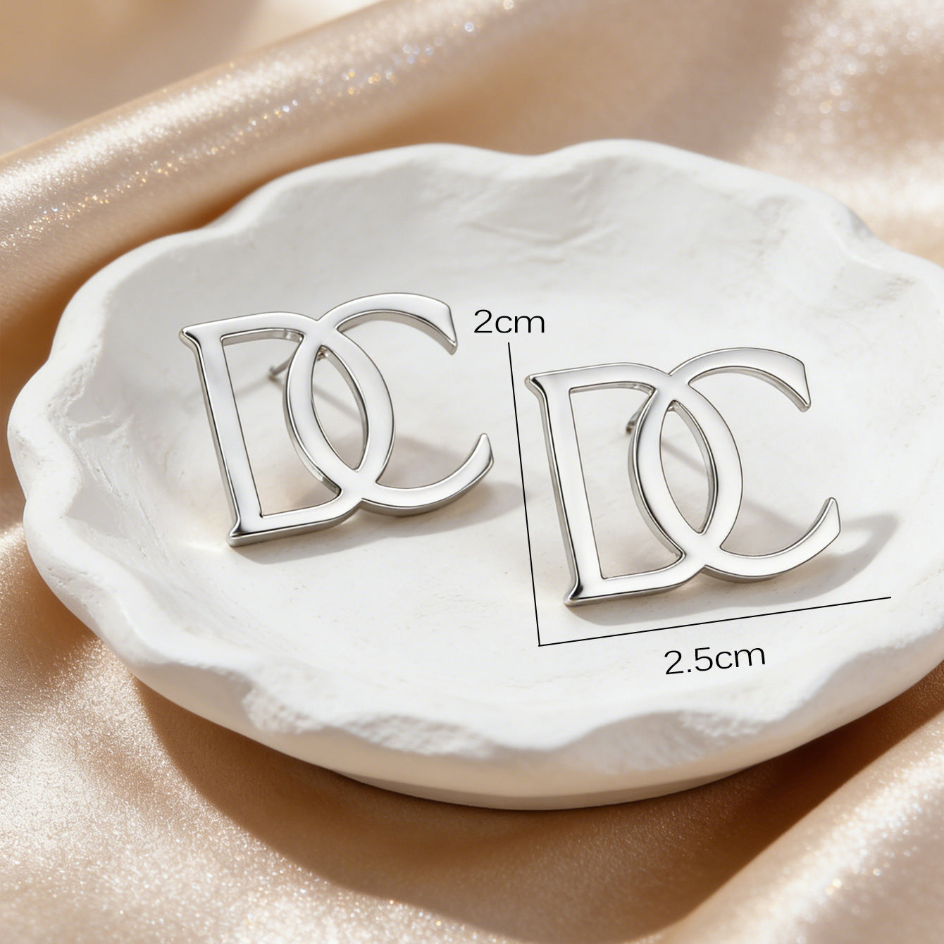 Women's Simple Personality Letters Glazed Surface Ear Minimalist Fashion Stud Earrings