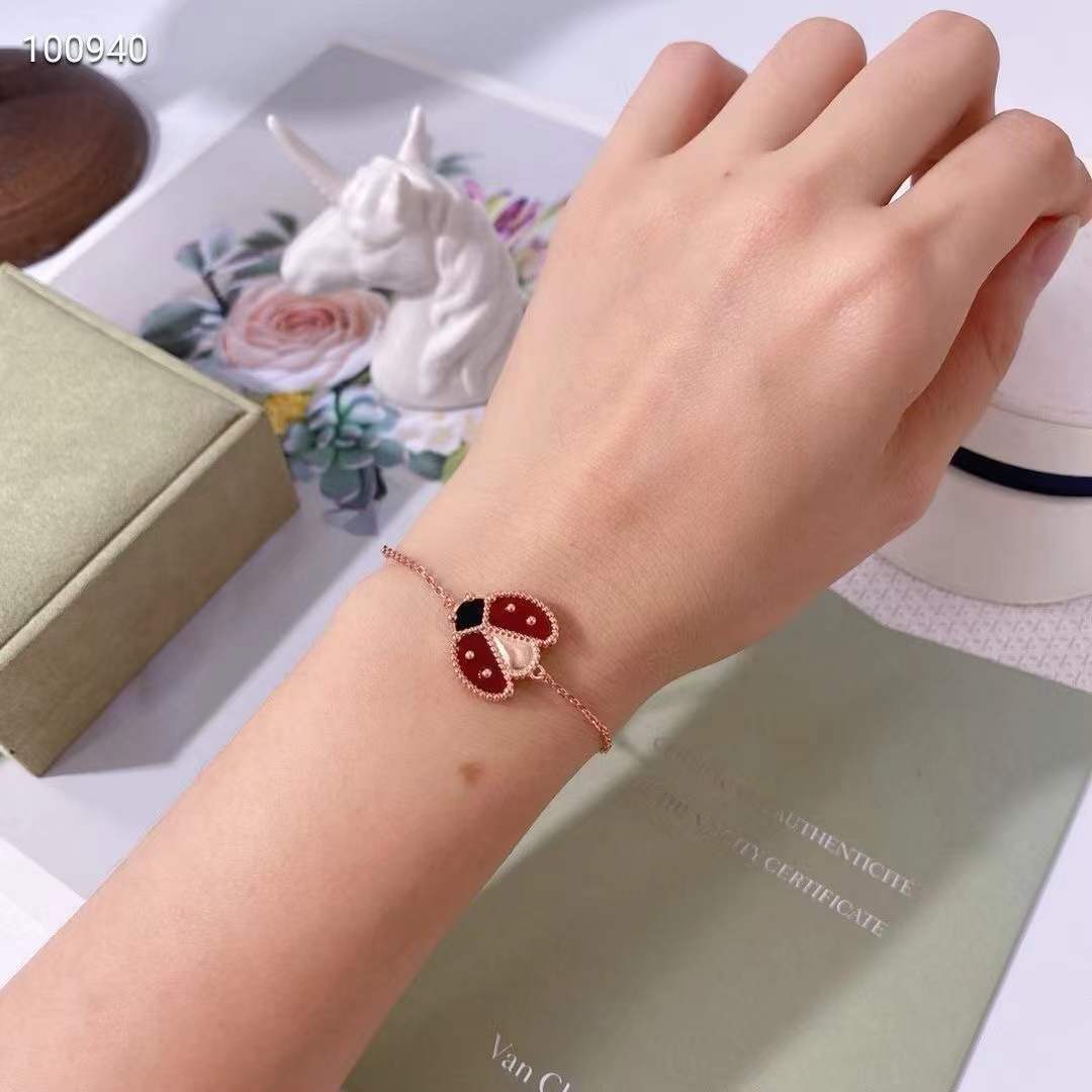 Women's Pork Belly Ladybug Light Luxury Fritillary Flower Fashion Necklace