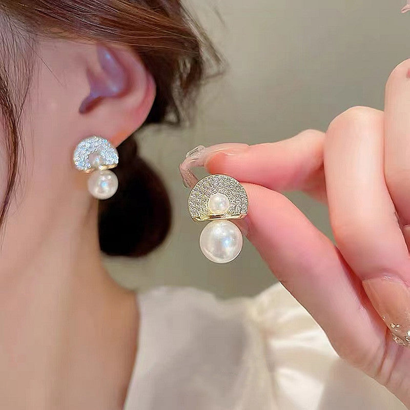 Women's Elegant Delicate Pearl Fashionable Niche Temperament Earrings