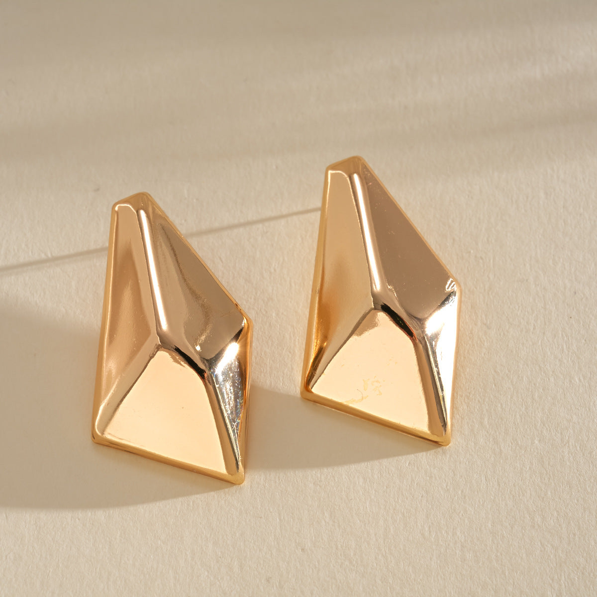 Geometric Cut Heart-shaped Oval Irregular Design Versatile Light Stud Earrings