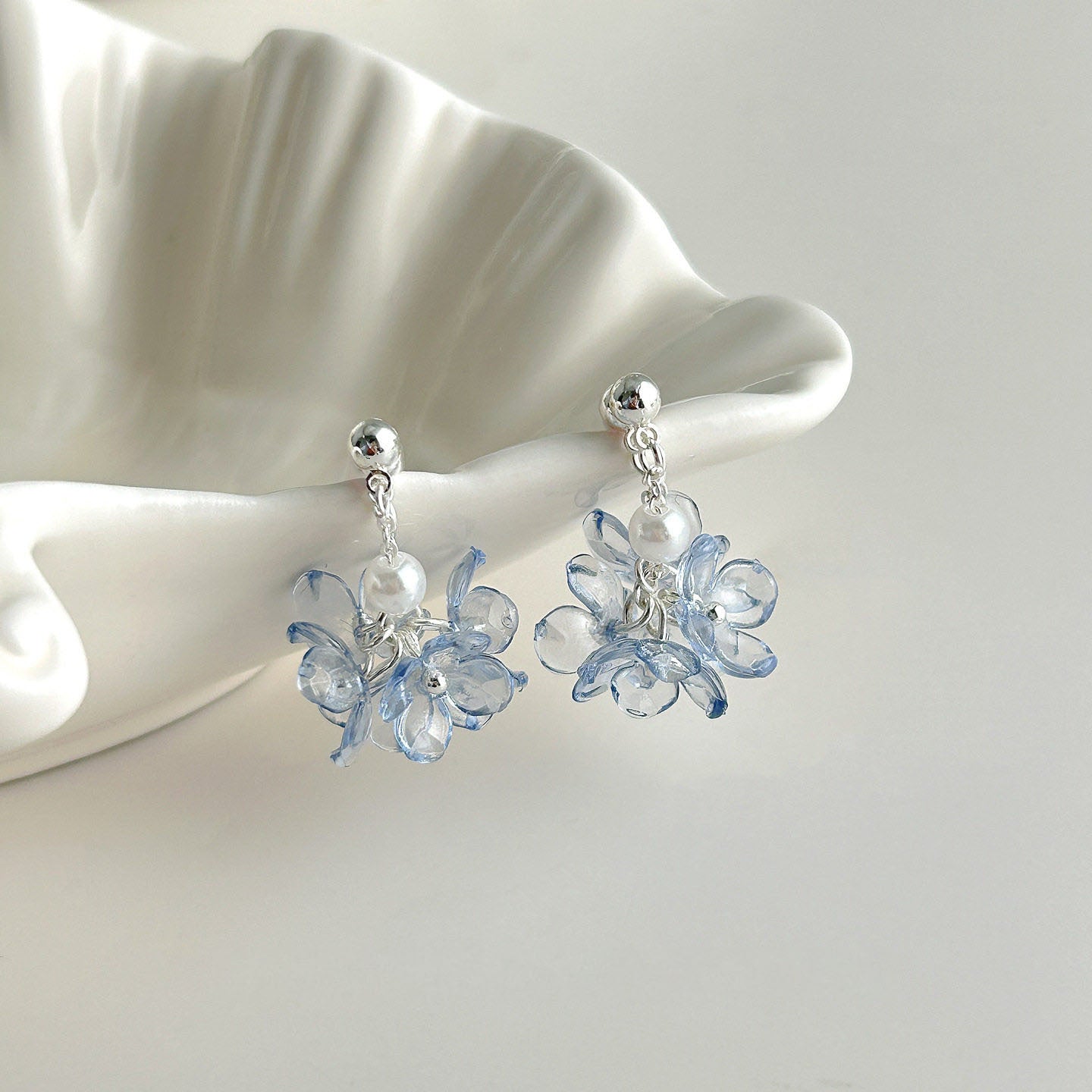 Fashion French Style Vintage Pearl Flower Light Luxury Minority Earrings