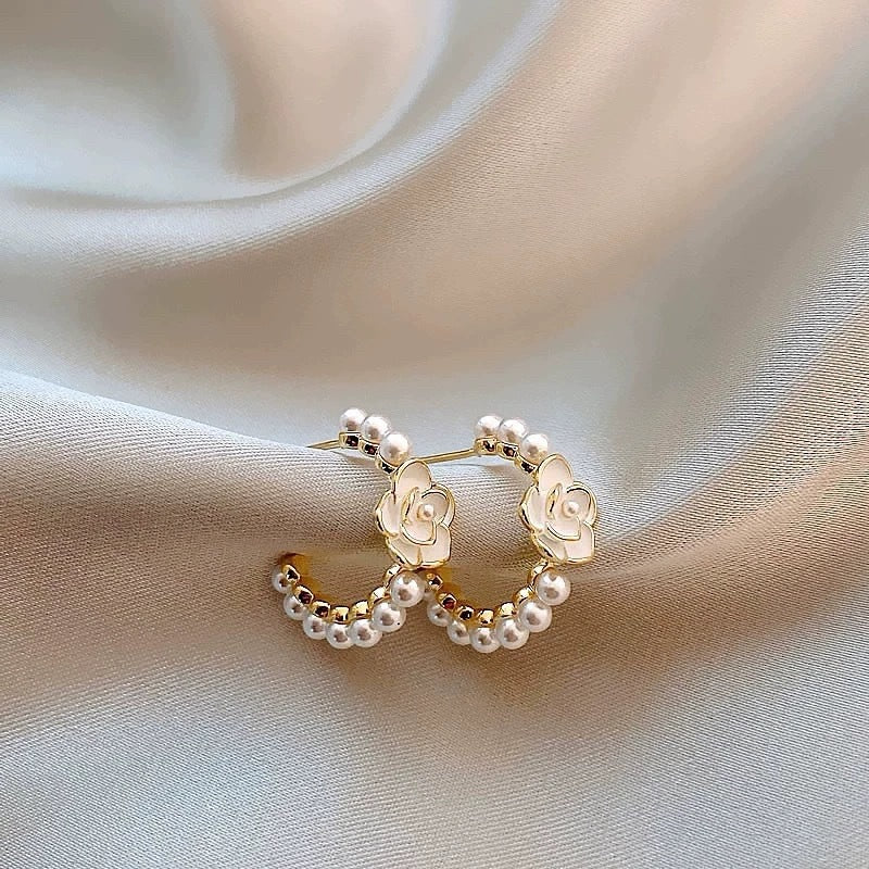 Charming Women's Bow Pearl Light Luxury Earrings