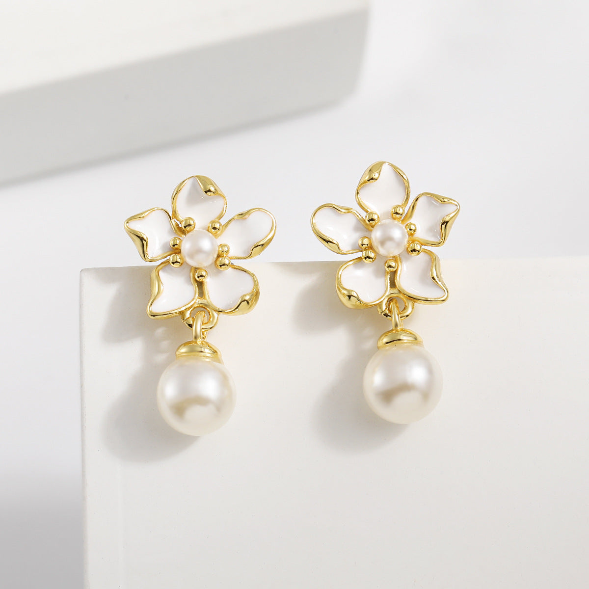 Floras Pearl Exclusive Guardian Flower God Light Luxury Minority Design Earrings