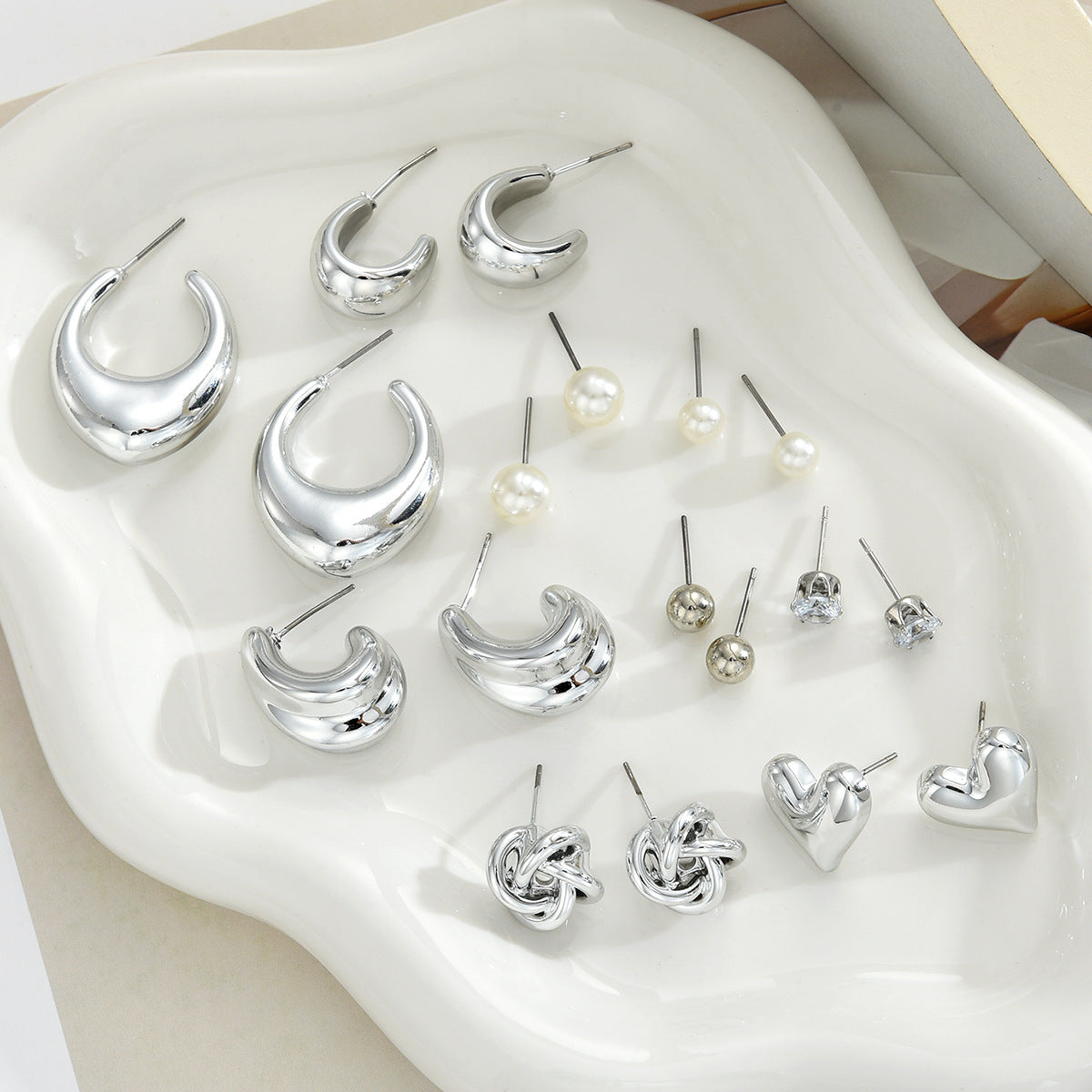 Women's Exaggerated Hollow Heart Flower Alloy Geometric Earrings