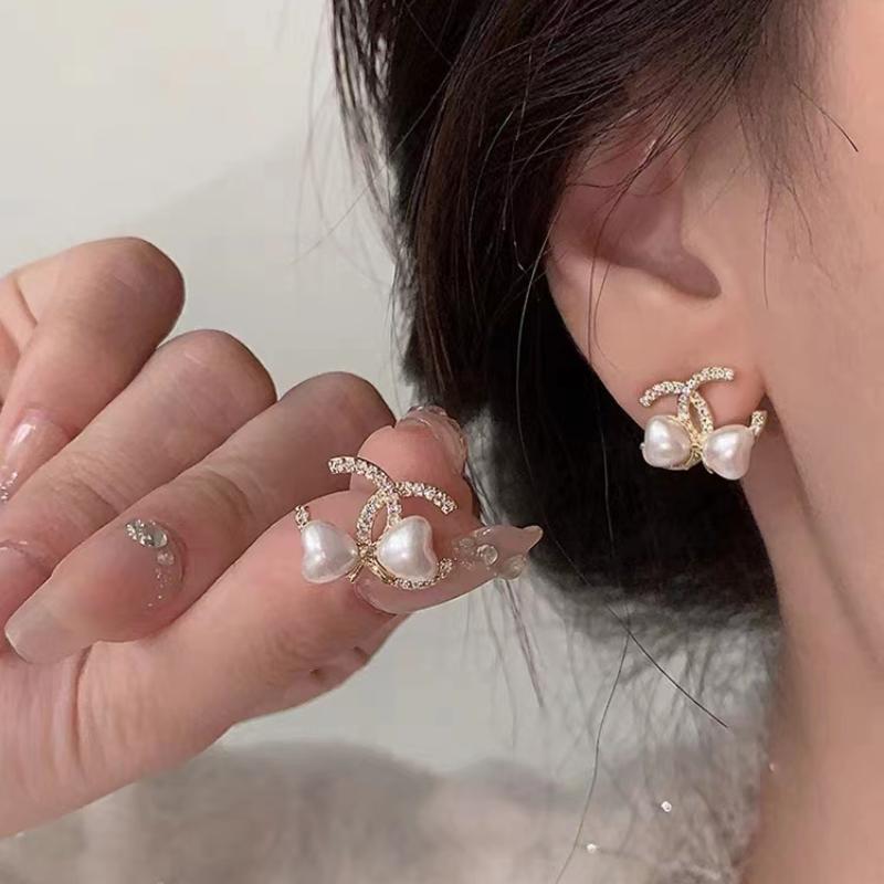 Women's Elegant Delicate Pearl Fashionable Niche Temperament Earrings