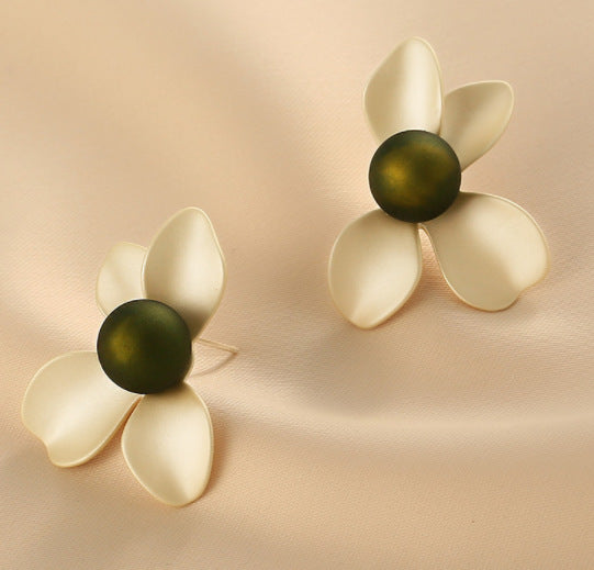 Women's Petal Pearl Mori Style Niche Design Stud Earrings