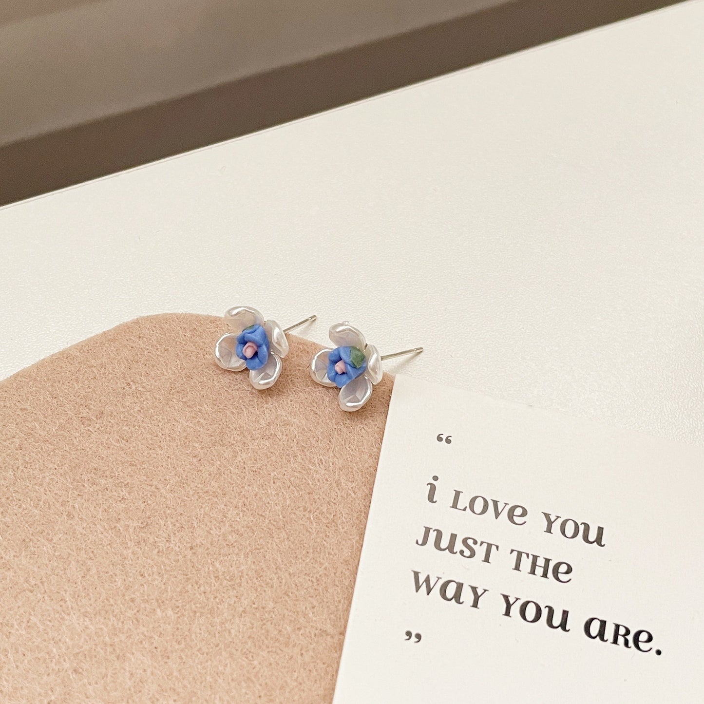 Women's Sier Needle Sweet Small Flower Retro Simple Fashion Mini Stud Earrings