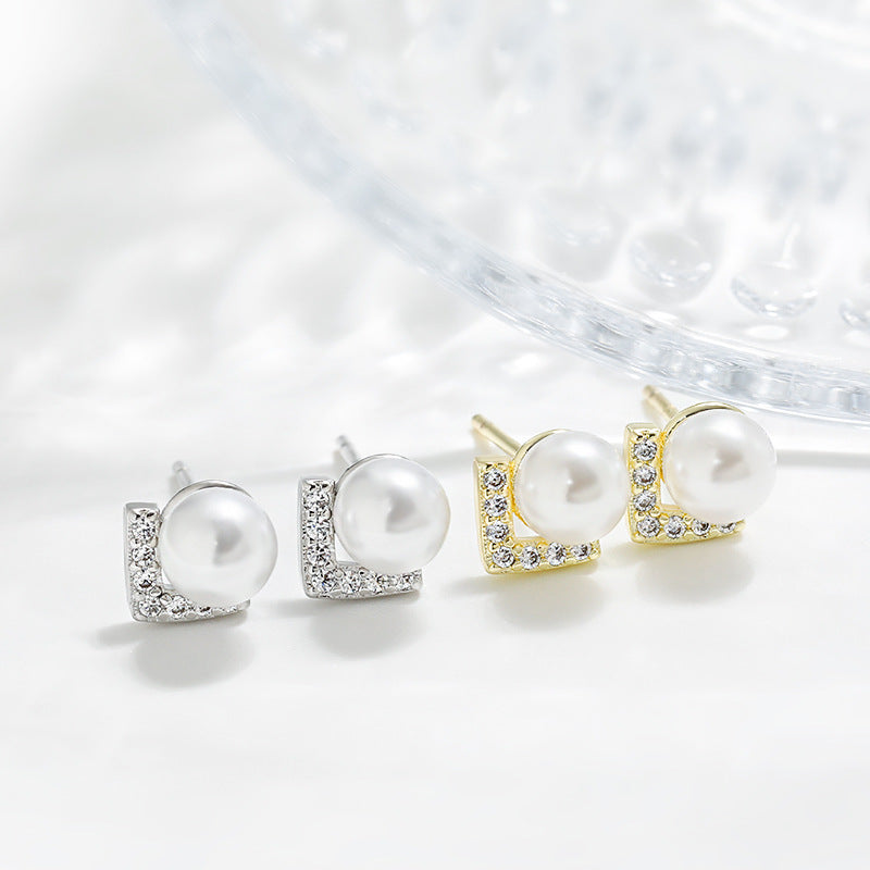 English V-shaped Pearl Simple Rhinestone Triangle Retro Debutante Style Freshwater Stud Earrings