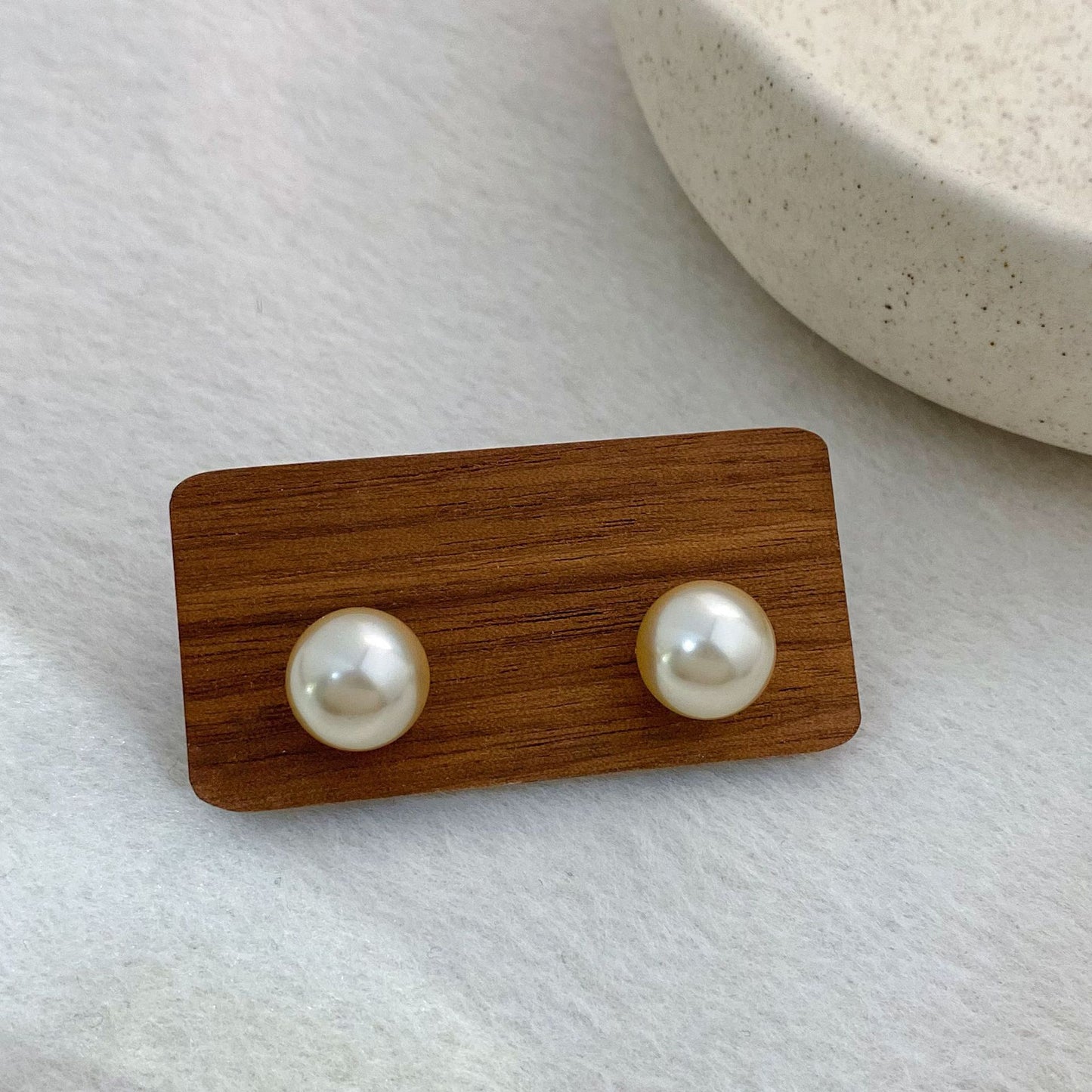 Women's French Glass Pearl Perfect Circle Strong Light For Trendy Luxury Stud Earrings