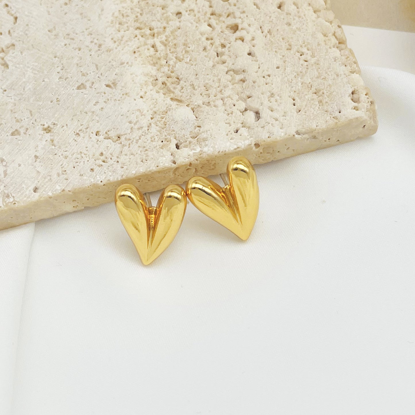 Women's Love Heart Lines Pleated Three-dimensional Niche Fashionable Temperament Stud Earrings