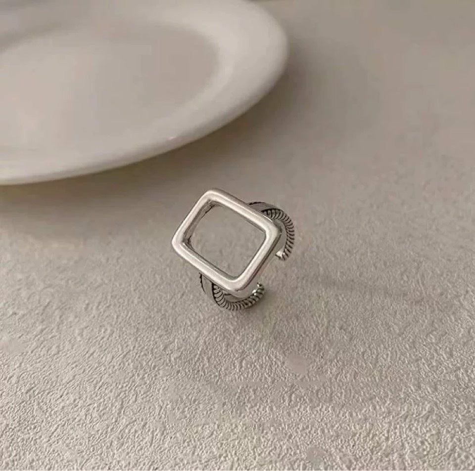Women's Metal Retro Irregular Geometric Hollow Opening Continuous Niche Rings